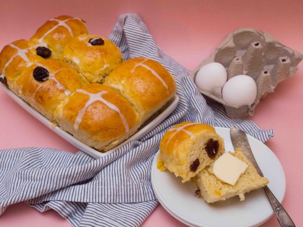 raisin hot cross buns